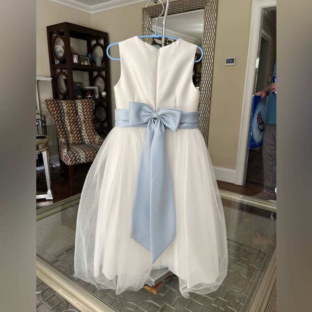 Perfect condition flower girls dress - Picture 2 of 2